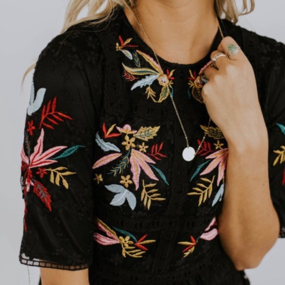 ChicsOne Naomi Embroidered Short Sleeve Midi Dress - NWT! - Picture 2 of 5